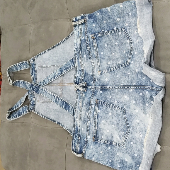 Torrid Light Acid Wash Star Denim Overall Shorts - Picture 5 of 8